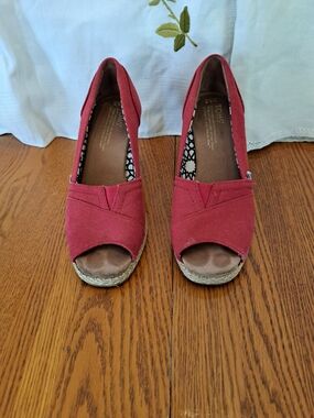 🔥2/$25🔥TOMS Women's Red Canvas Open-Toe Wedges